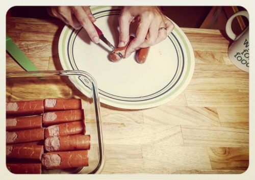 making hot dog bloody fingers